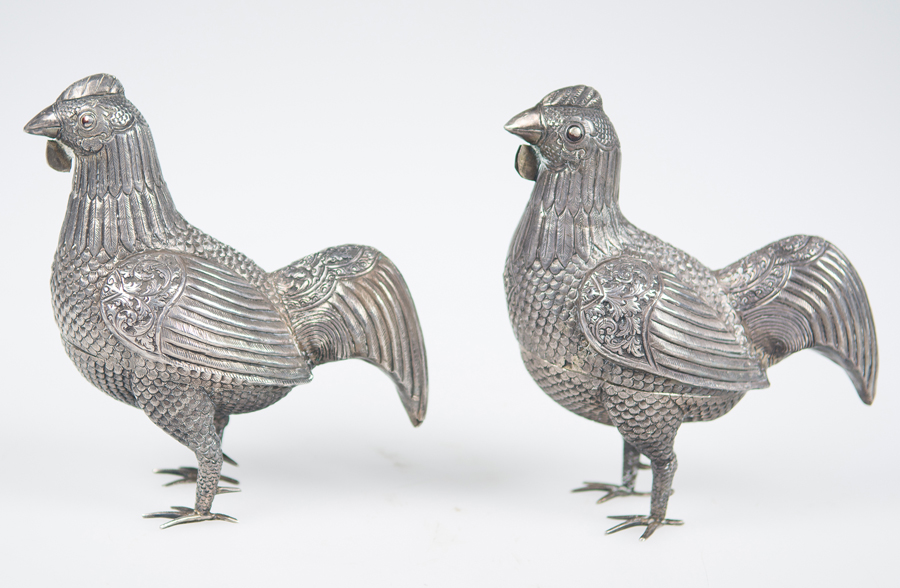 Pair of rooster-shaped jewelers in embossed silver. Viceregal school. Peru. 18th century. - Image 2 of 4