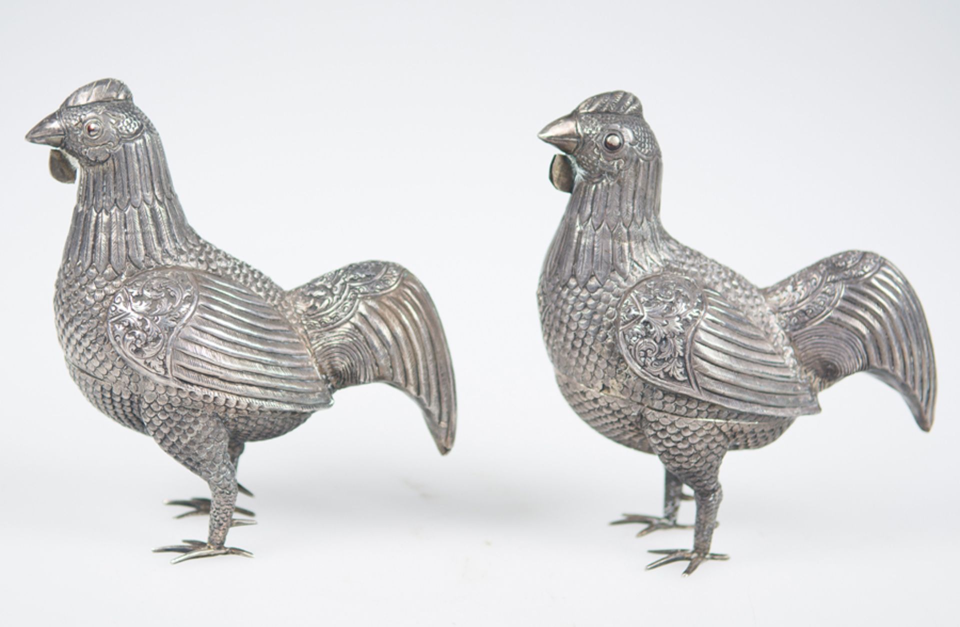 Pair of rooster-shaped jewelers in embossed silver. Viceregal school. Peru. 18th century. - Bild 2 aus 4