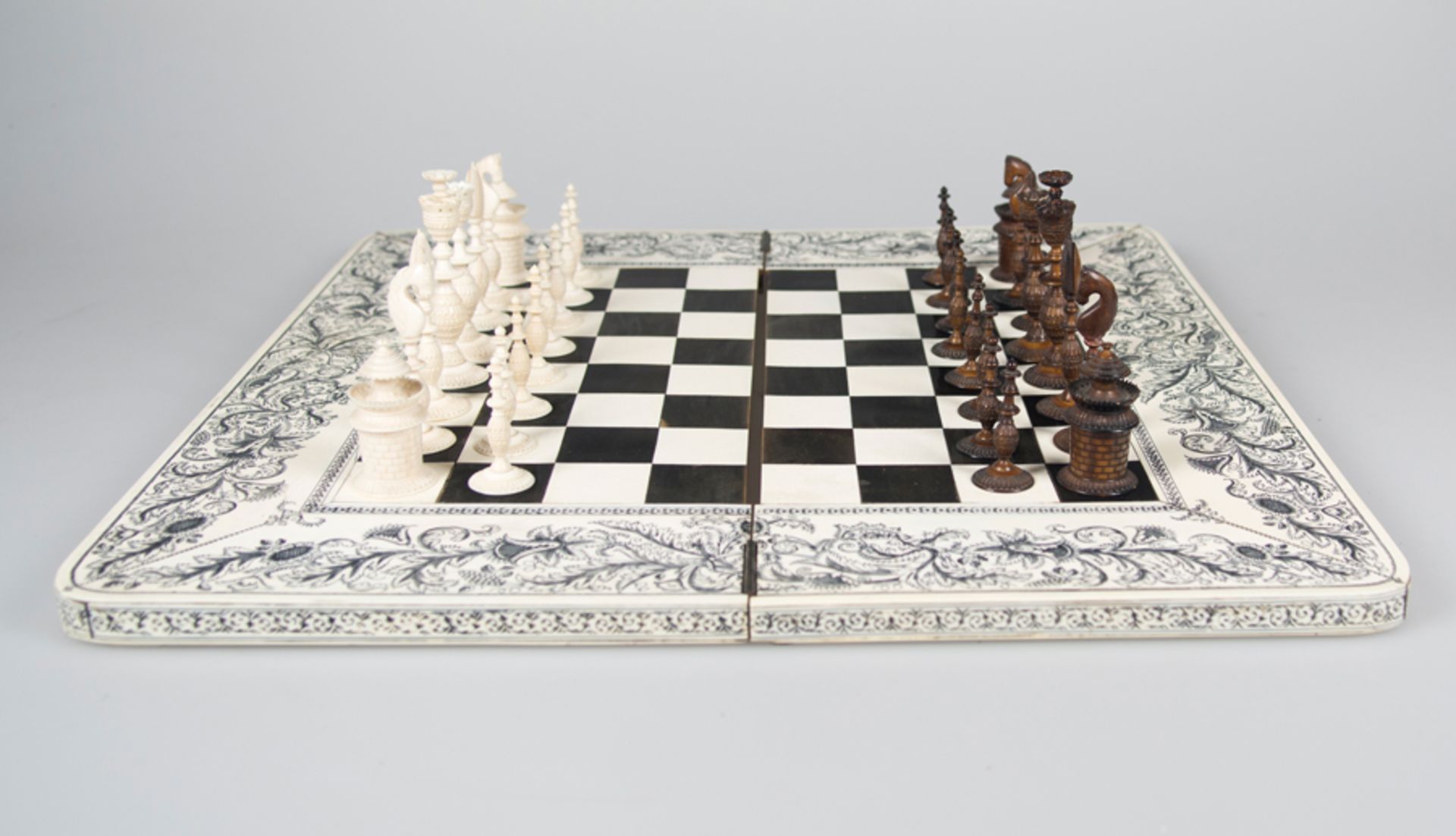Complete chess set in wood, stained ivory and in its color. Anglo-Indian School. Circa 1850. - Image 3 of 8