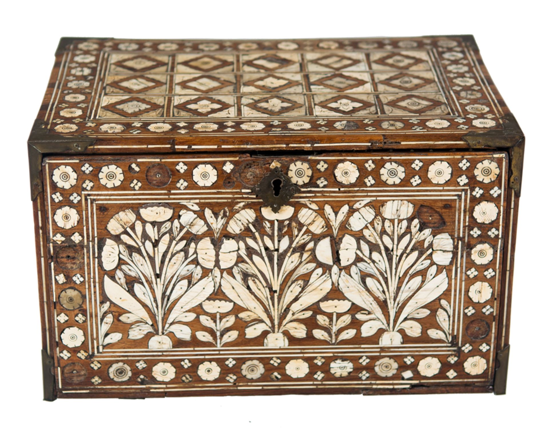 Mughal cabinet in rosewood with engraved bone inlay and polychrome bonewith gilt brass hardware. - Bild 4 aus 8