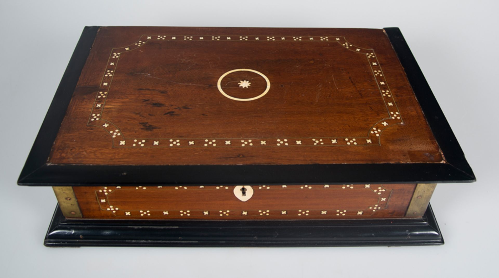 An Anglo-Indian brass-mounted padouk, ebony and bone box, Ceylon, second half of the 18th century. - Bild 3 aus 5