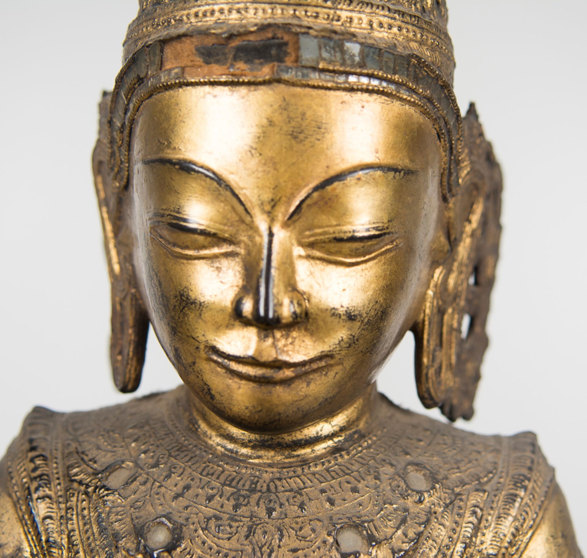 Figure of Buddha in gilded paper pulp.Possibly 19th century. - Bild 4 aus 7