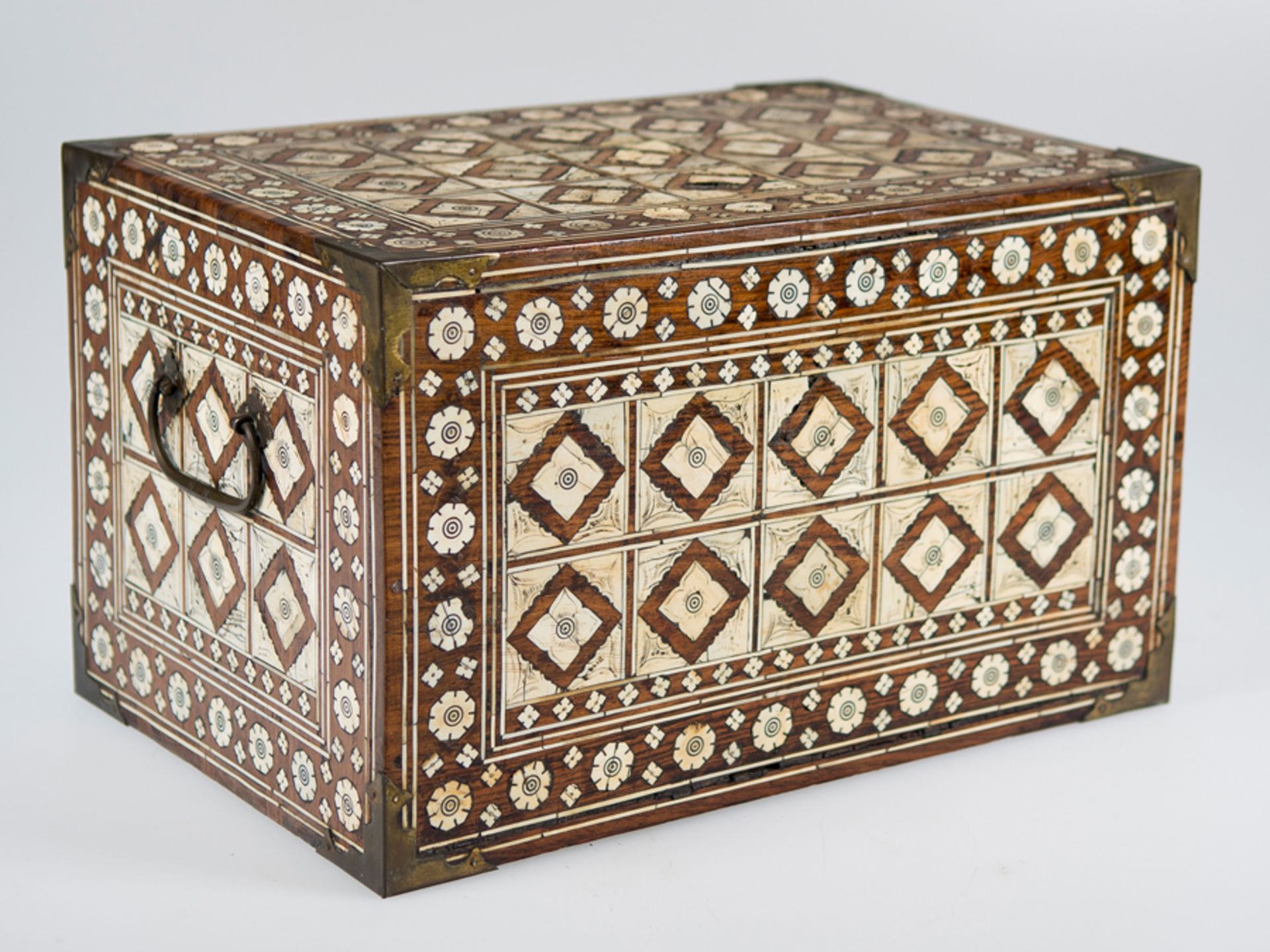 Mughal cabinet in rosewood with engraved bone inlay and polychrome bonewith gilt brass hardware. - Bild 6 aus 8