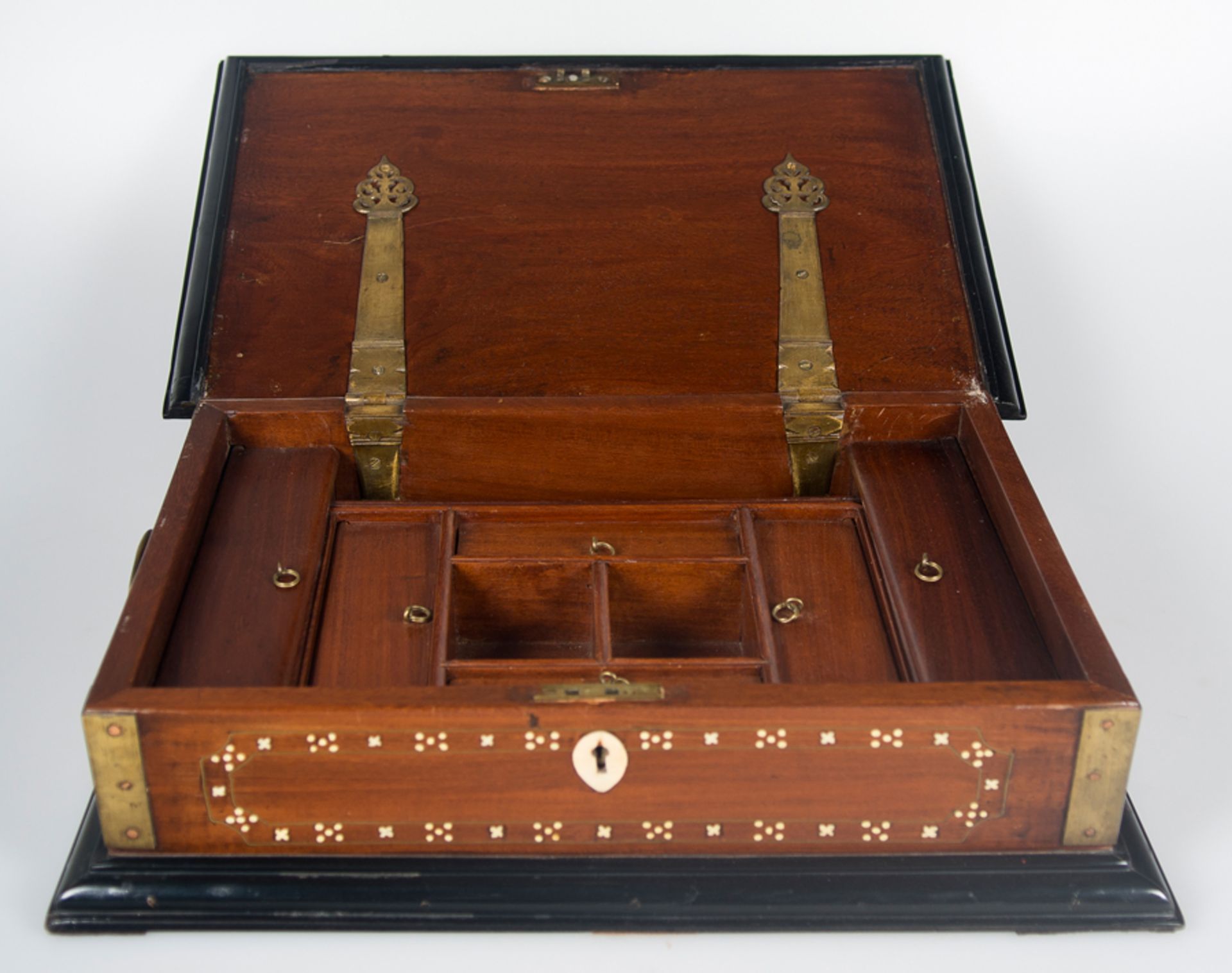 An Anglo-Indian brass-mounted padouk, ebony and bone box, Ceylon, second half of the 18th century. - Bild 4 aus 5