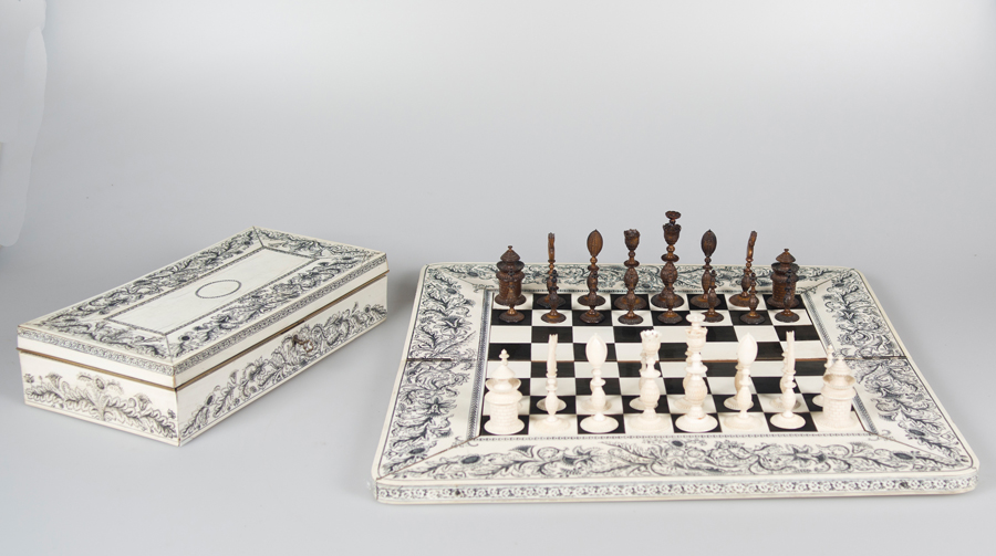 Complete chess set in wood, stained ivory and in its color. Anglo-Indian School. Circa 1850.