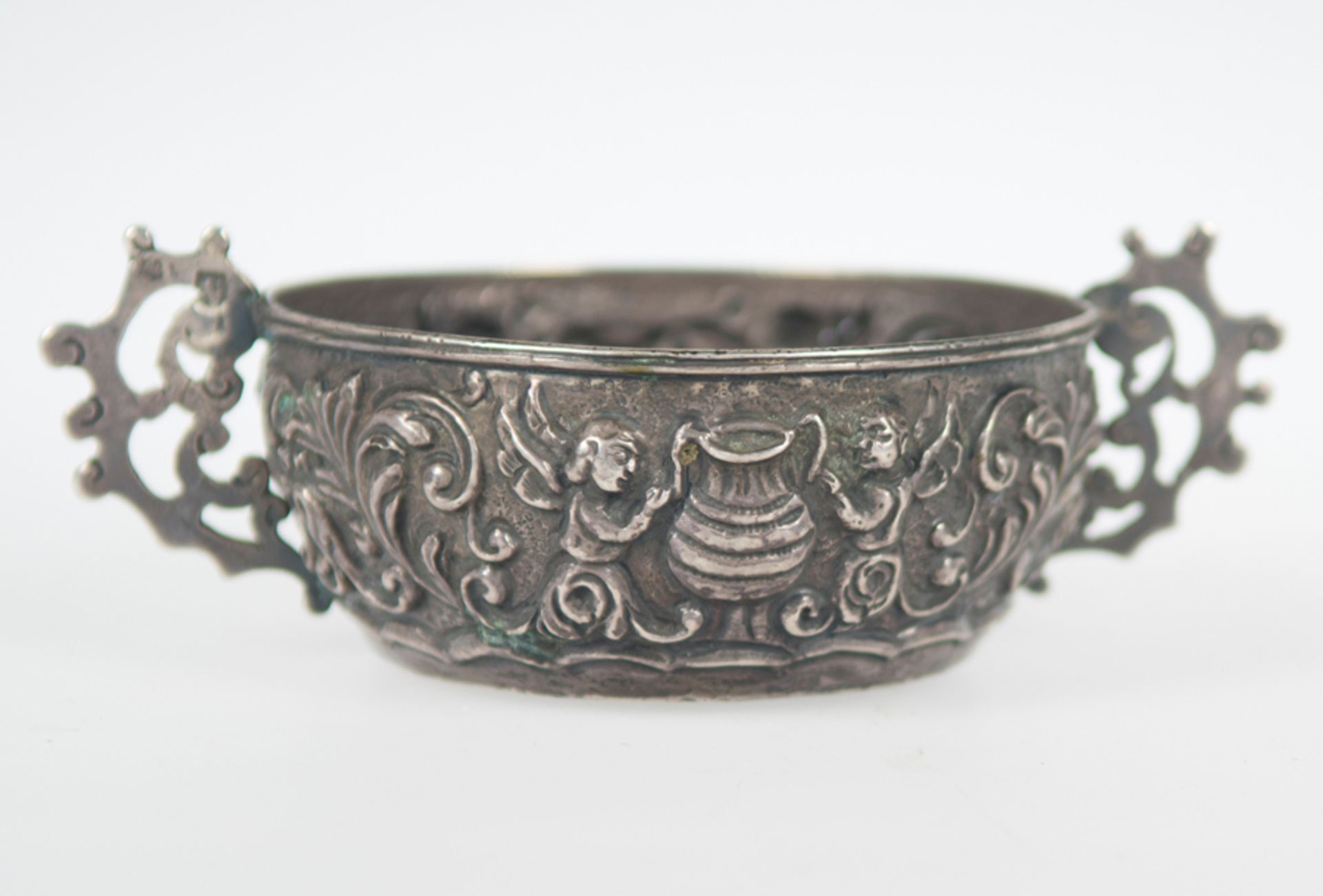 Important embossed and marked silver wine tasting cup. Viceregal or Novohispanic work. 18th Century. - Image 3 of 5