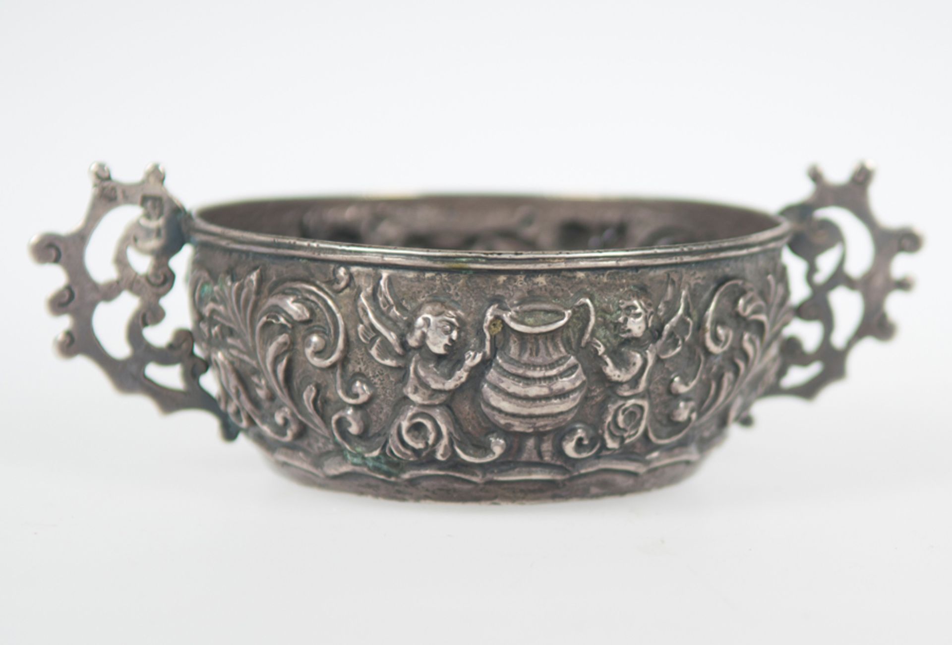 Important embossed and marked silver wine tasting cup. Viceregal or Novohispanic work. 18th Century. - Bild 3 aus 5