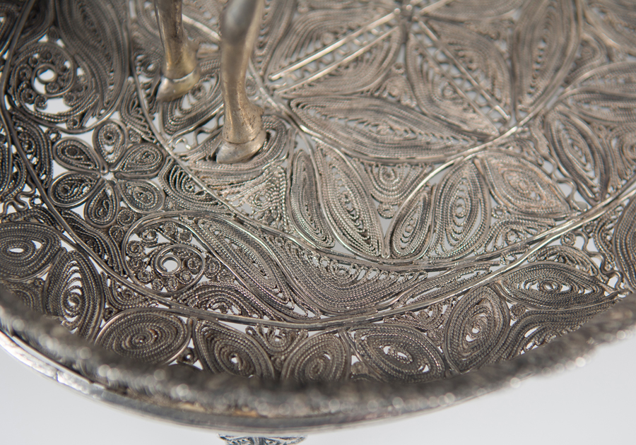 'Sahumador'. Deer-shaped, silver filigree incense burner. Viceregal School.Peru. Late 18th century - Image 8 of 9