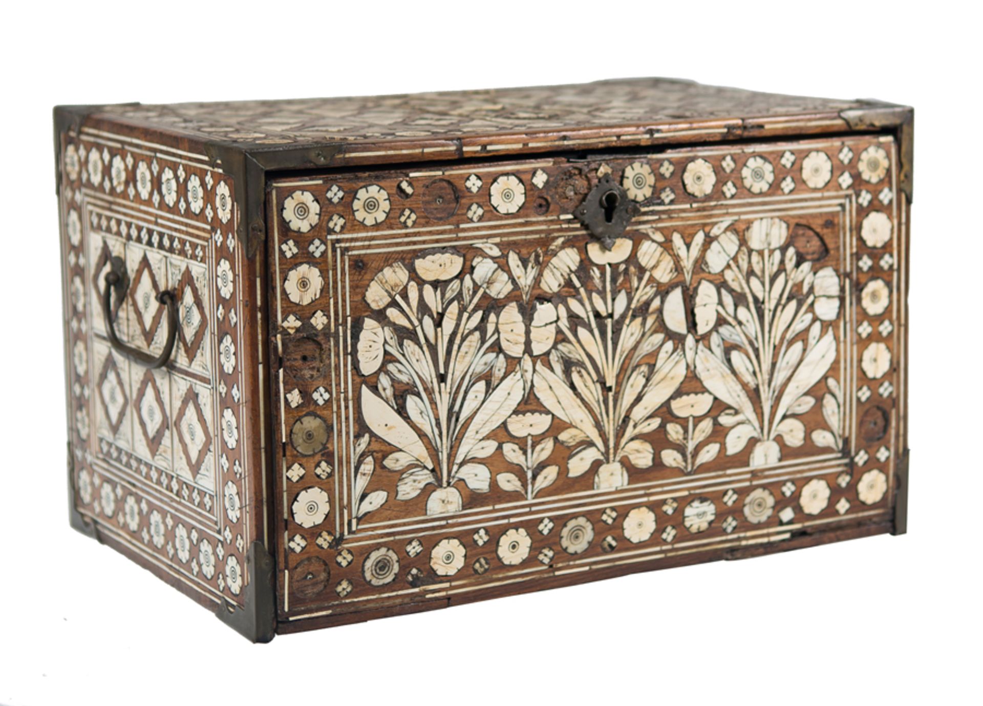 Mughal cabinet in rosewood with engraved bone inlay and polychrome bonewith gilt brass hardware. - Bild 2 aus 8
