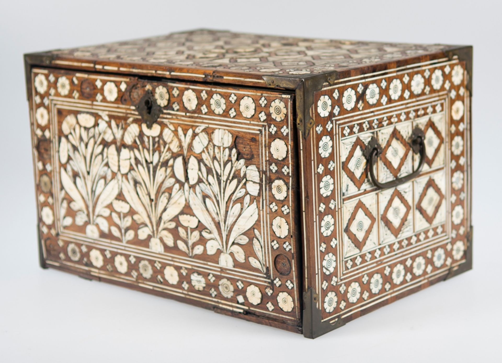 Mughal cabinet in rosewood with engraved bone inlay and polychrome bonewith gilt brass hardware. - Bild 5 aus 8