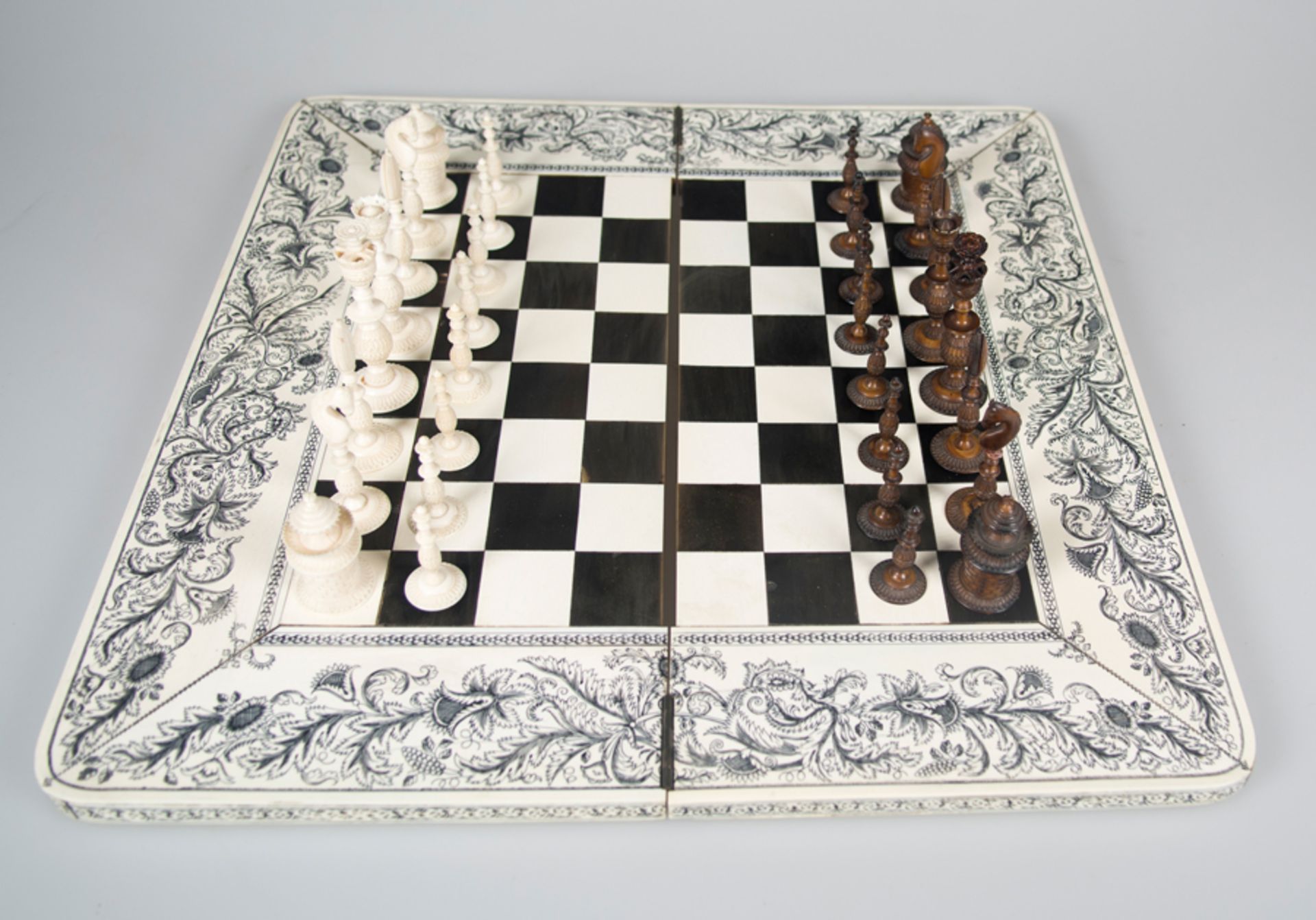 Complete chess set in wood, stained ivory and in its color. Anglo-Indian School. Circa 1850. - Bild 4 aus 8