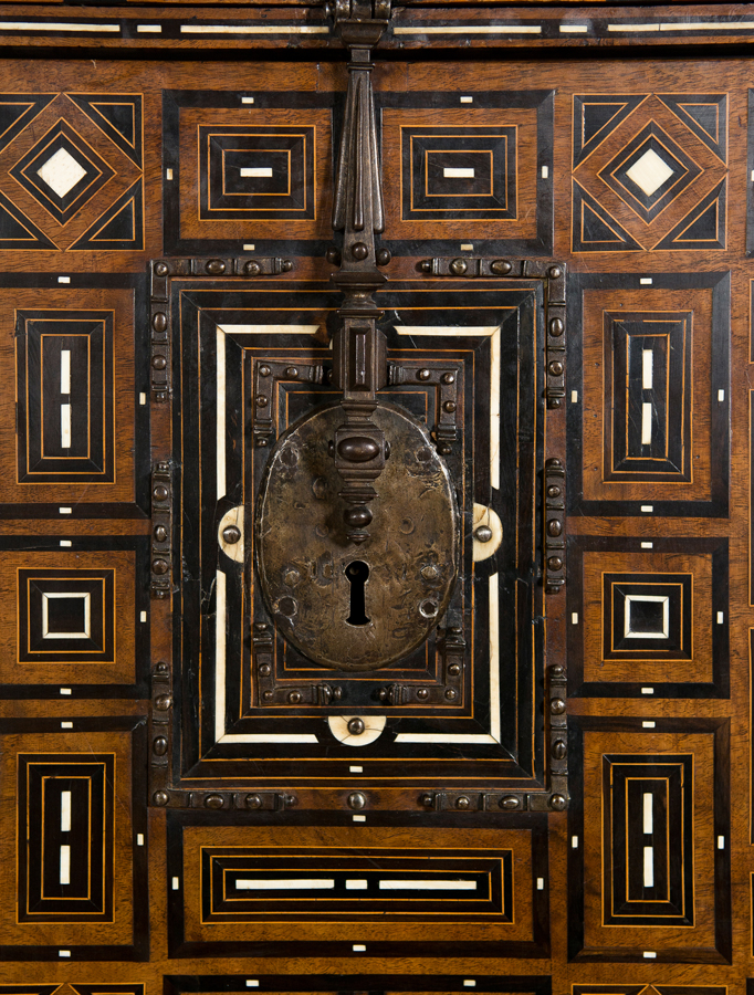 Important chest of drawers with inlaid walnut,ebony,bone and gilded hardware.Salamanca ... 16th cent - Image 6 of 8