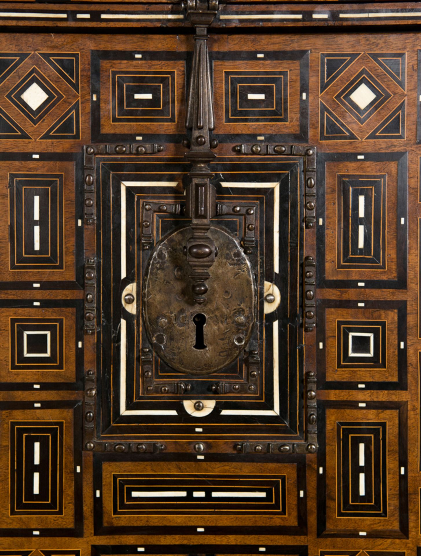 Important chest of drawers with inlaid walnut,ebony,bone and gilded hardware.Salamanca ... 16th cent - Bild 6 aus 8