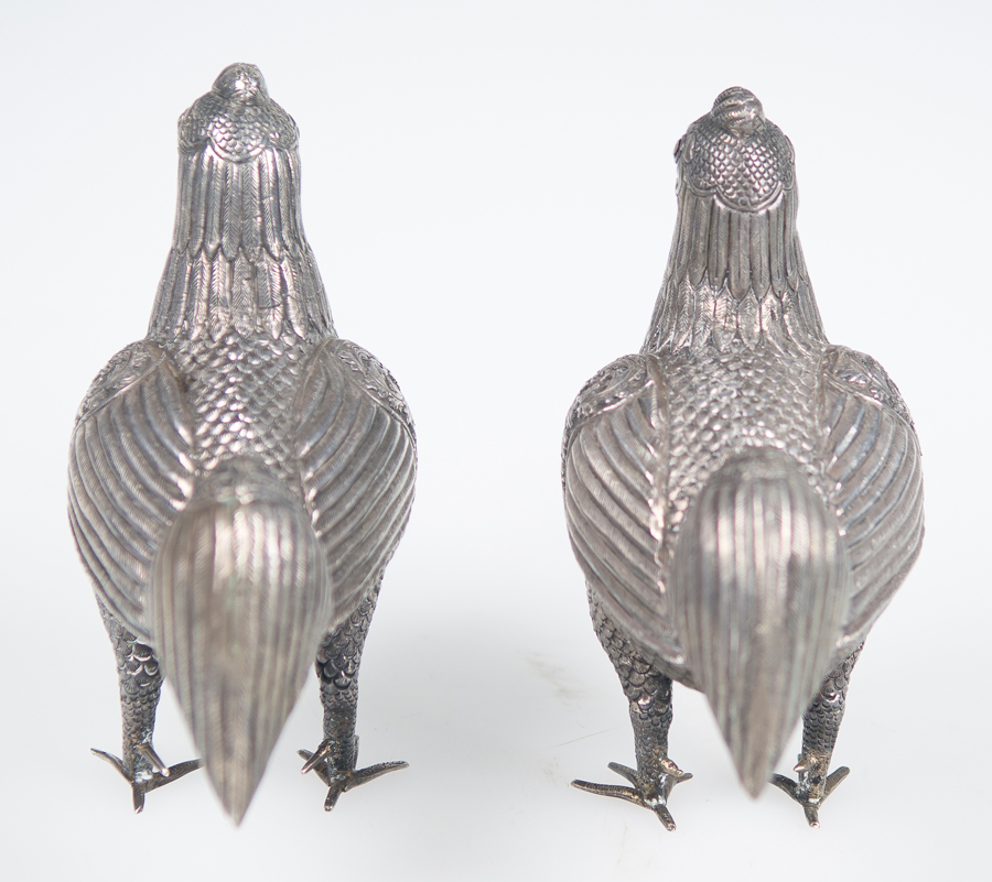 Pair of rooster-shaped jewelers in embossed silver. Viceregal school. Peru. 18th century. - Image 3 of 4