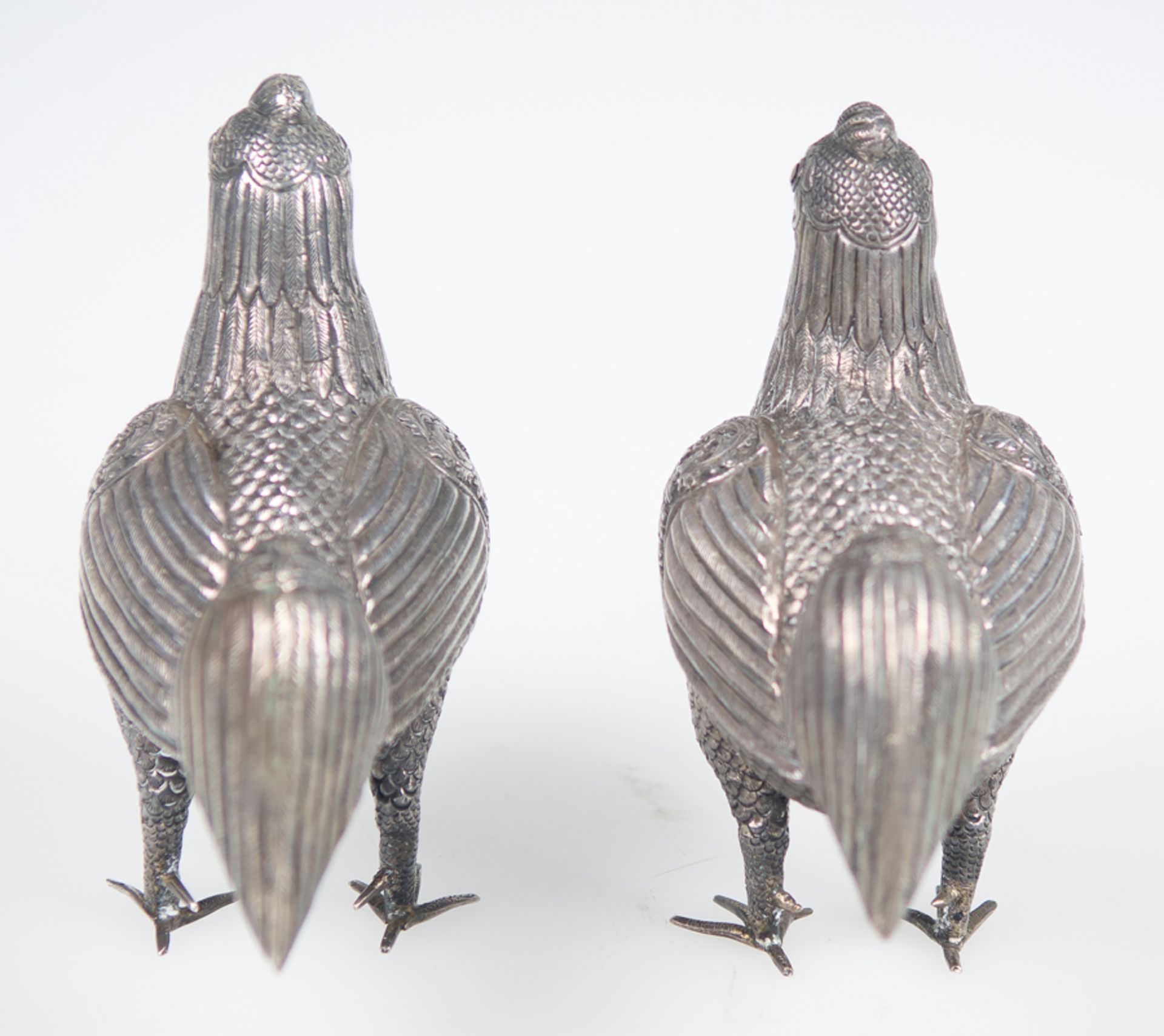 Pair of rooster-shaped jewelers in embossed silver. Viceregal school. Peru. 18th century. - Bild 3 aus 4