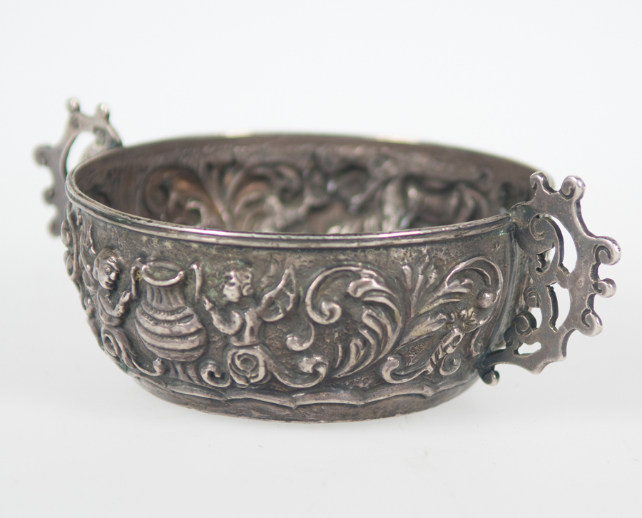 Important embossed and marked silver wine tasting cup. Viceregal or Novohispanic work. 18th Century. - Image 4 of 5