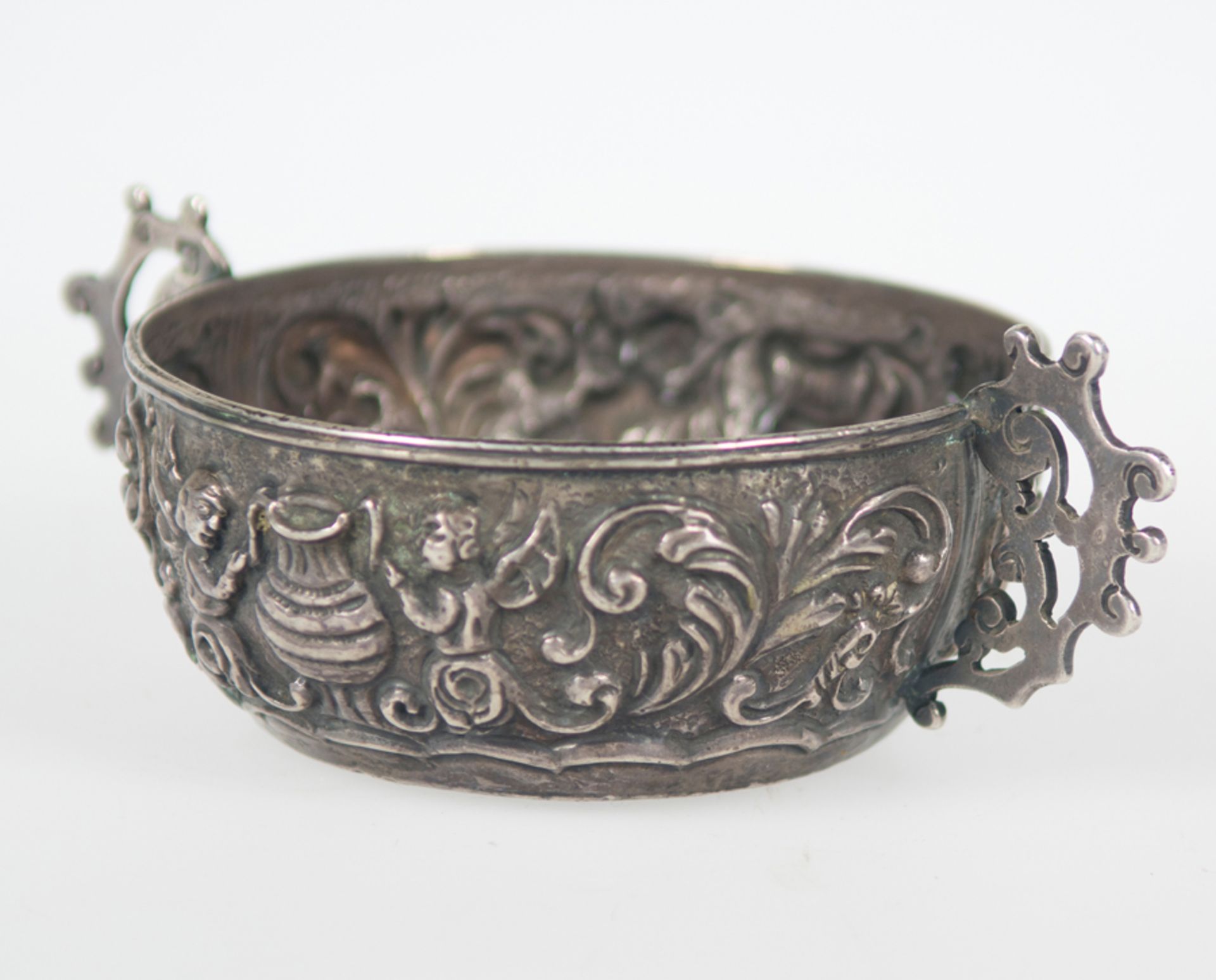 Important embossed and marked silver wine tasting cup. Viceregal or Novohispanic work. 18th Century. - Image 4 of 5
