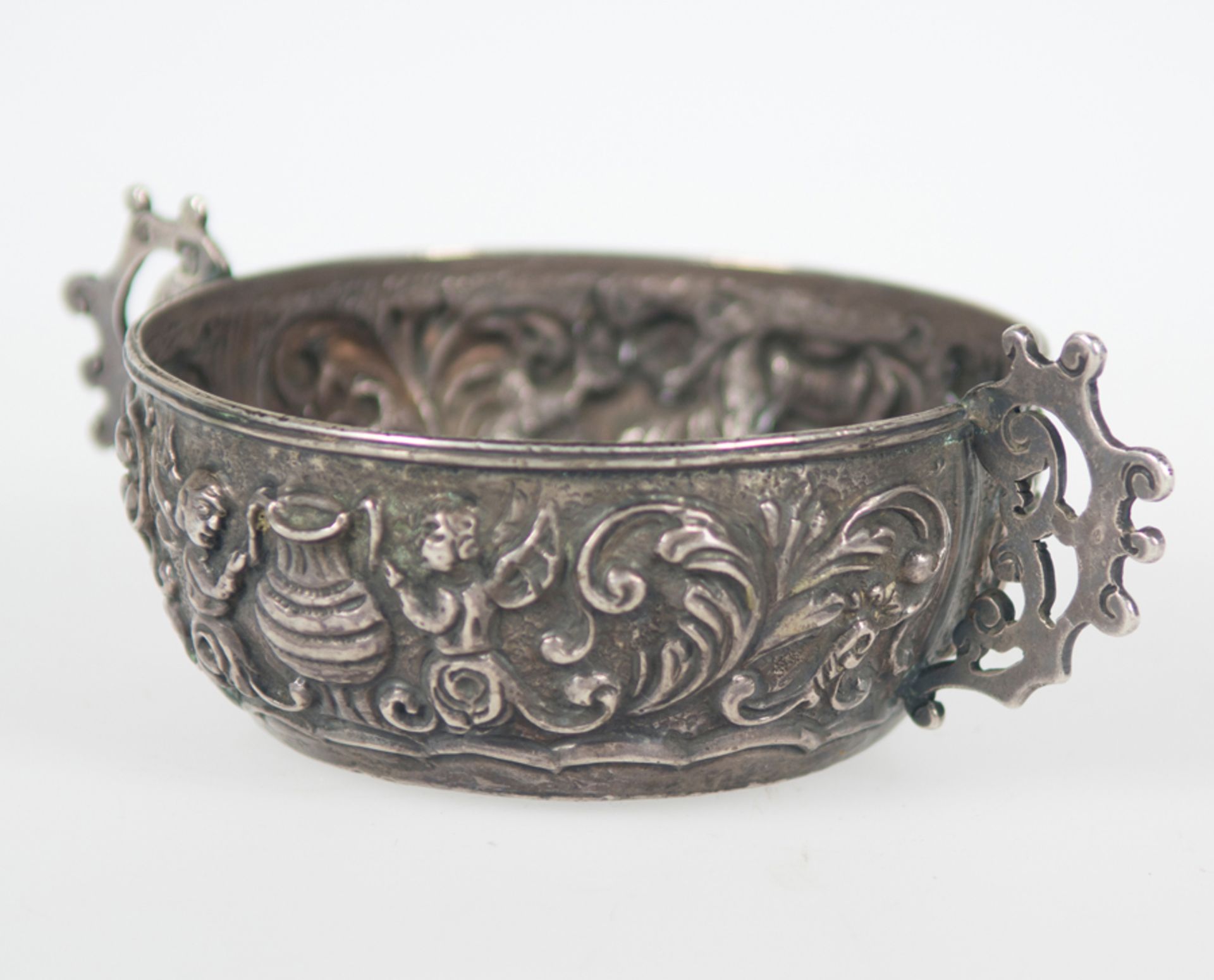 Important embossed and marked silver wine tasting cup. Viceregal or Novohispanic work. 18th Century. - Bild 4 aus 5