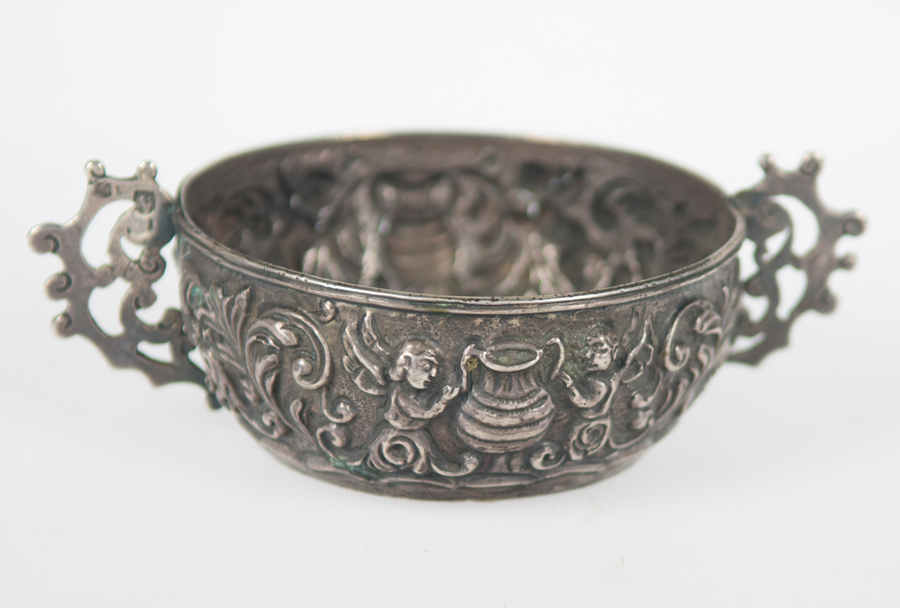 Important embossed and marked silver wine tasting cup. Viceregal or Novohispanic work. 18th Century. - Image 2 of 5