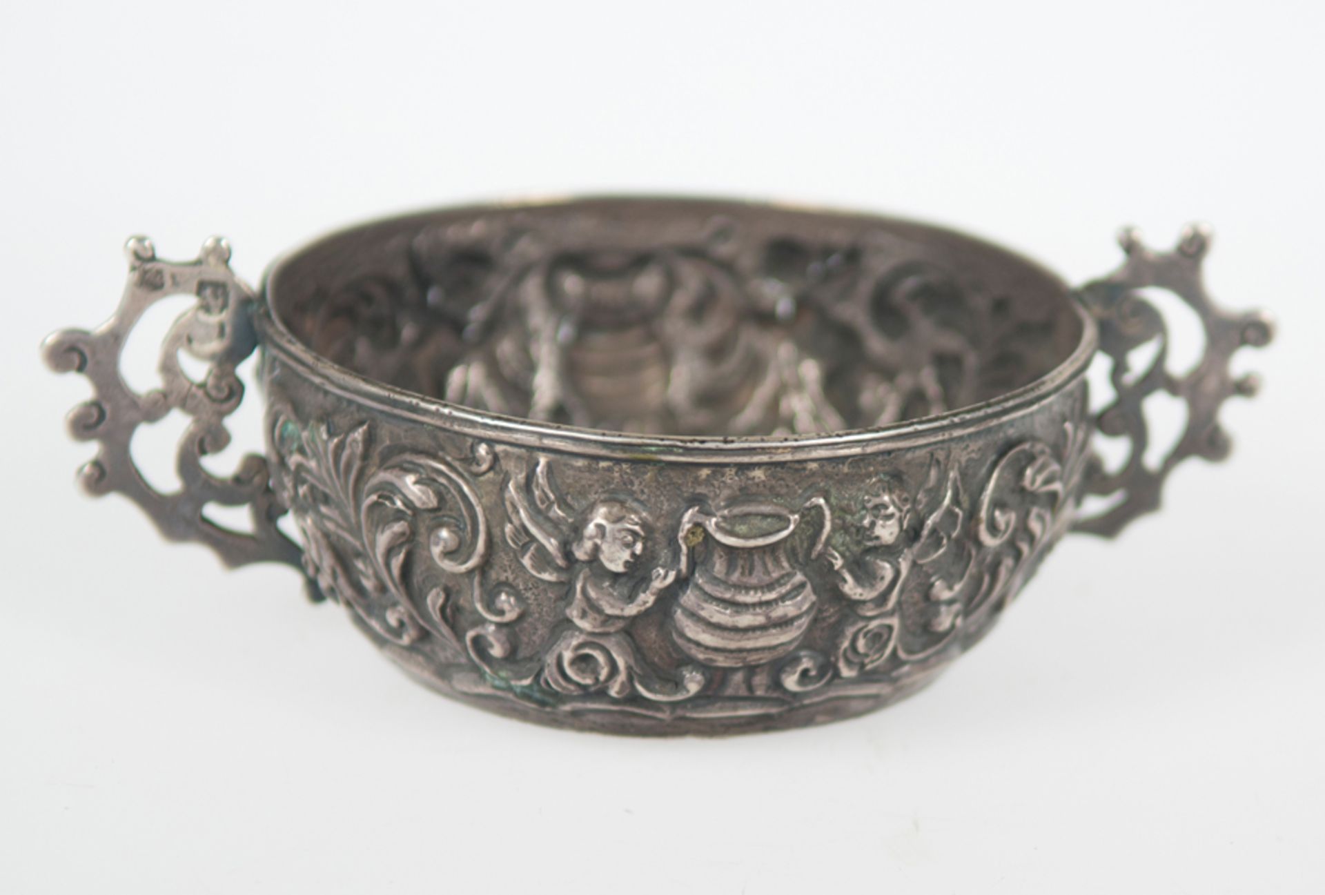 Important embossed and marked silver wine tasting cup. Viceregal or Novohispanic work. 18th Century. - Bild 2 aus 5