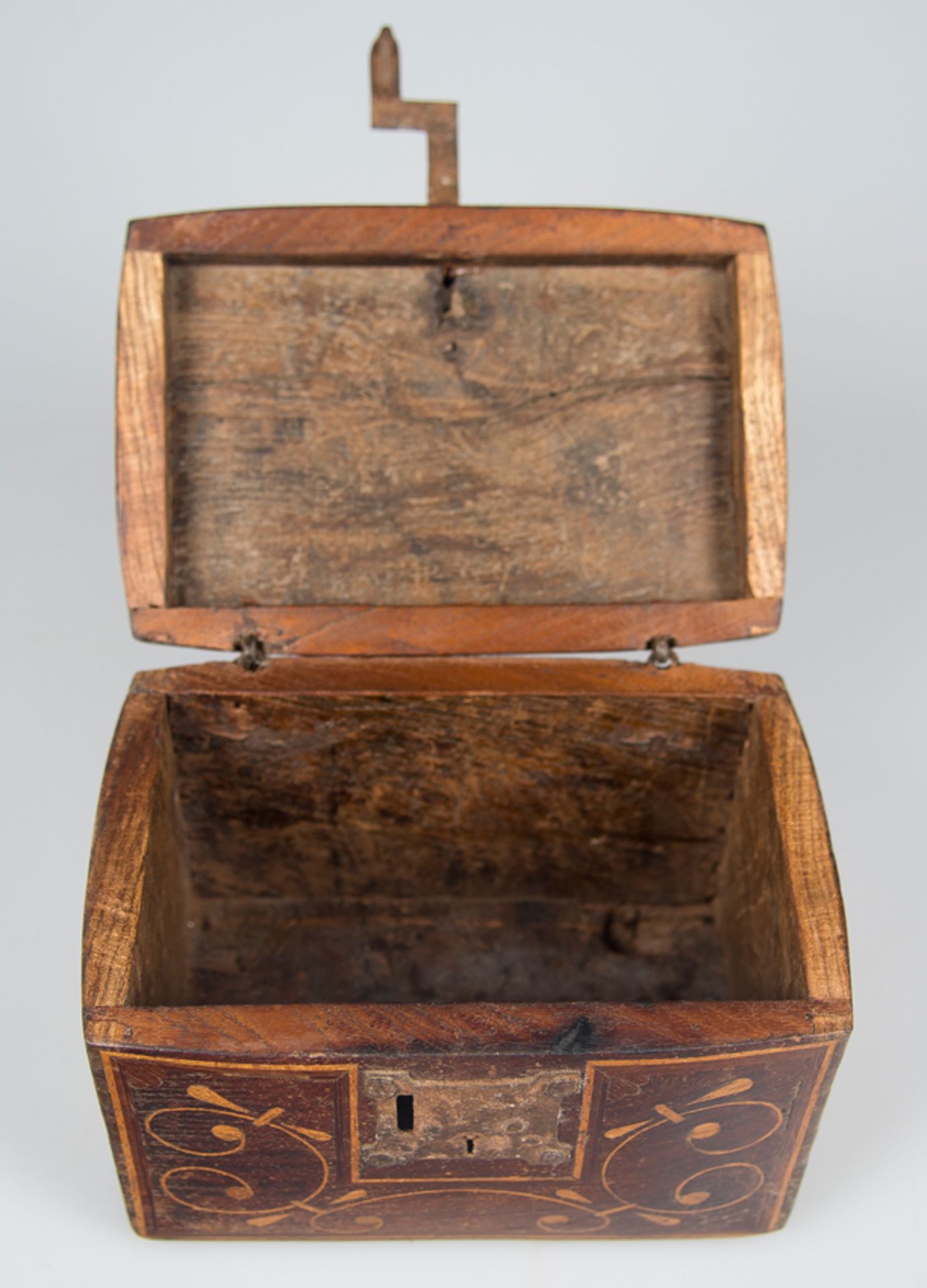 Small wooden chest with boxwood inlay and ironwork. Spain or New Spain. 18th century. - Bild 3 aus 5