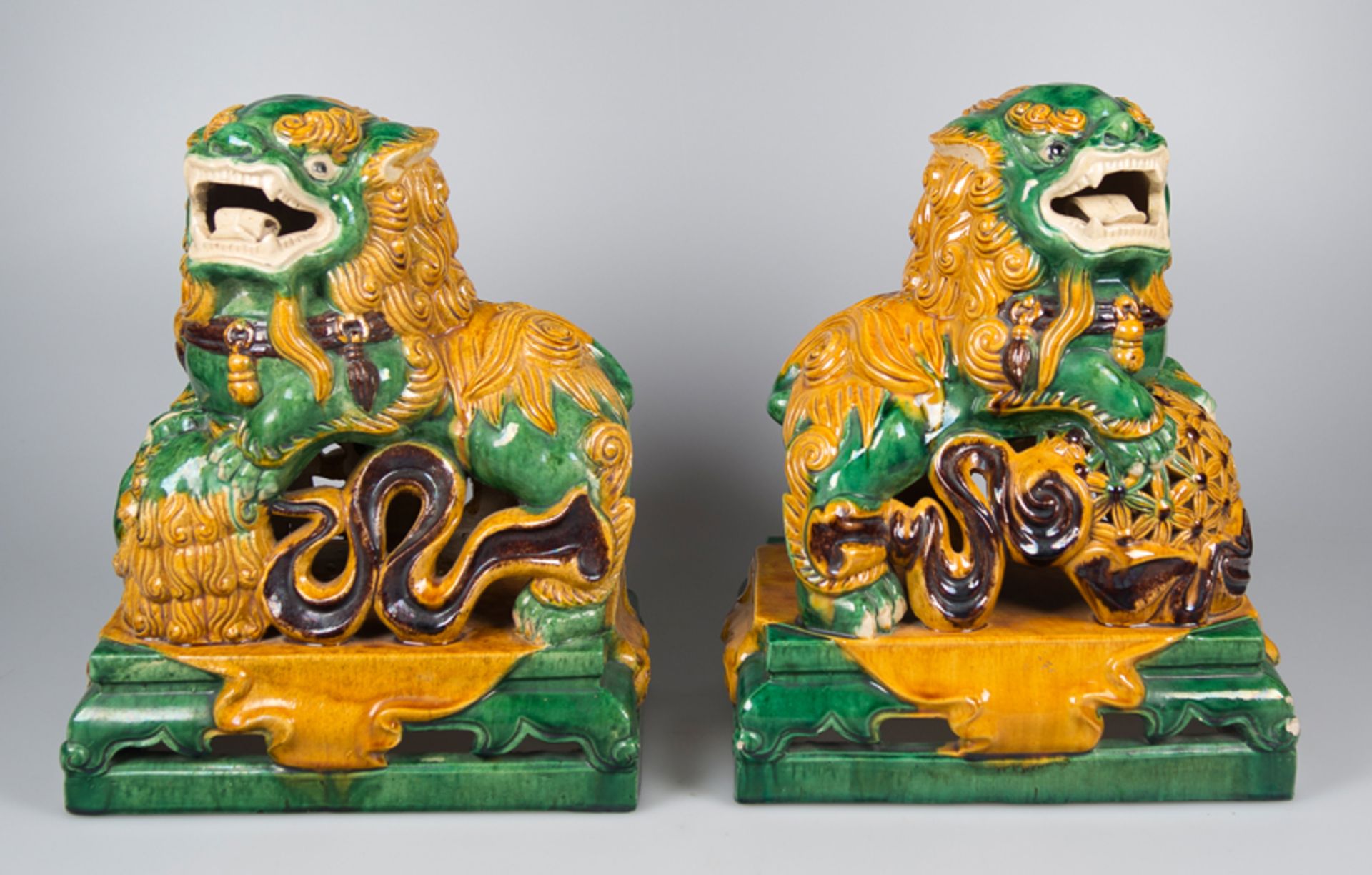 Pair of Fo dogs in green, yellow and manganese glazed stoneware, called “sancai” (three colors). Chi - Bild 2 aus 5
