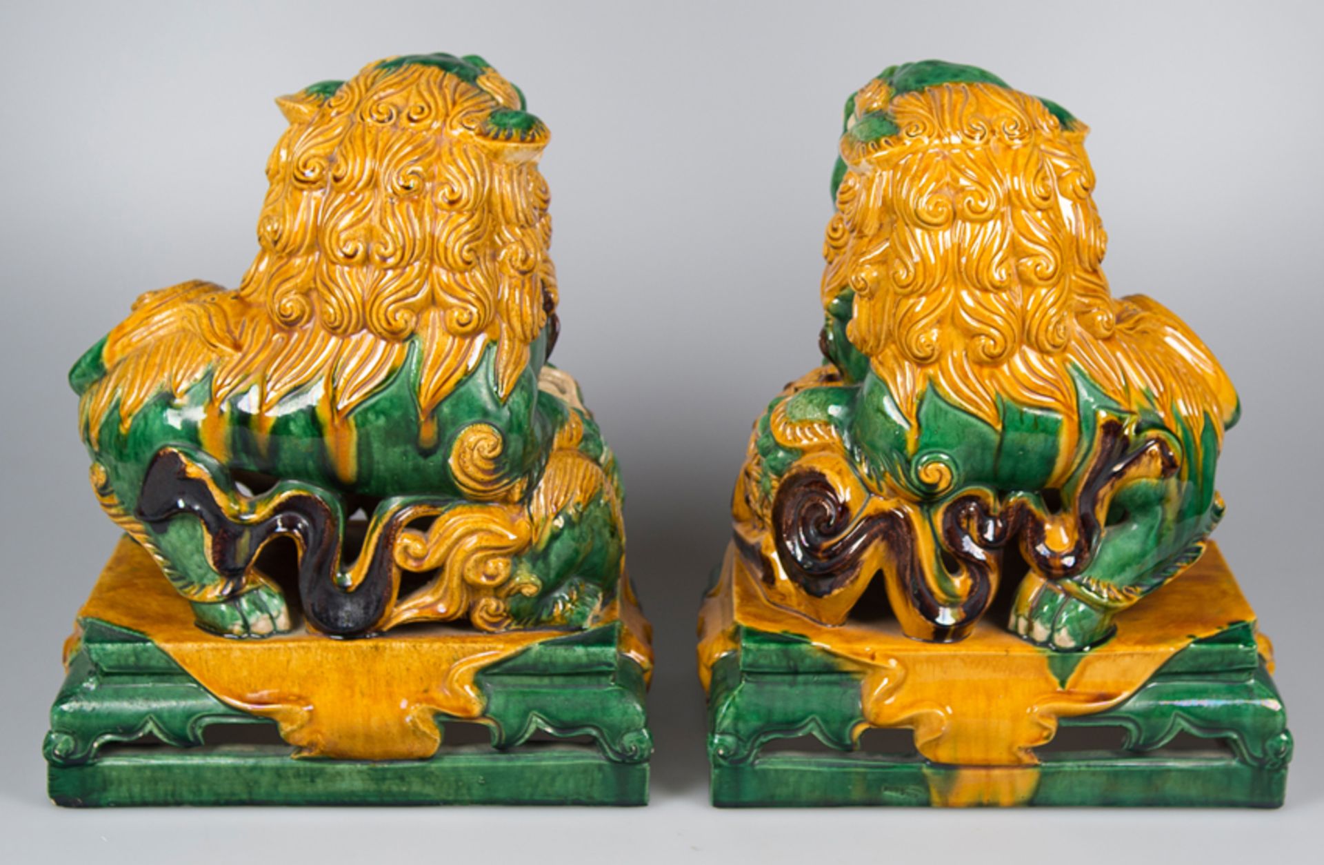 Pair of Fo dogs in green, yellow and manganese glazed stoneware, called “sancai” (three colors). Chi - Bild 4 aus 5