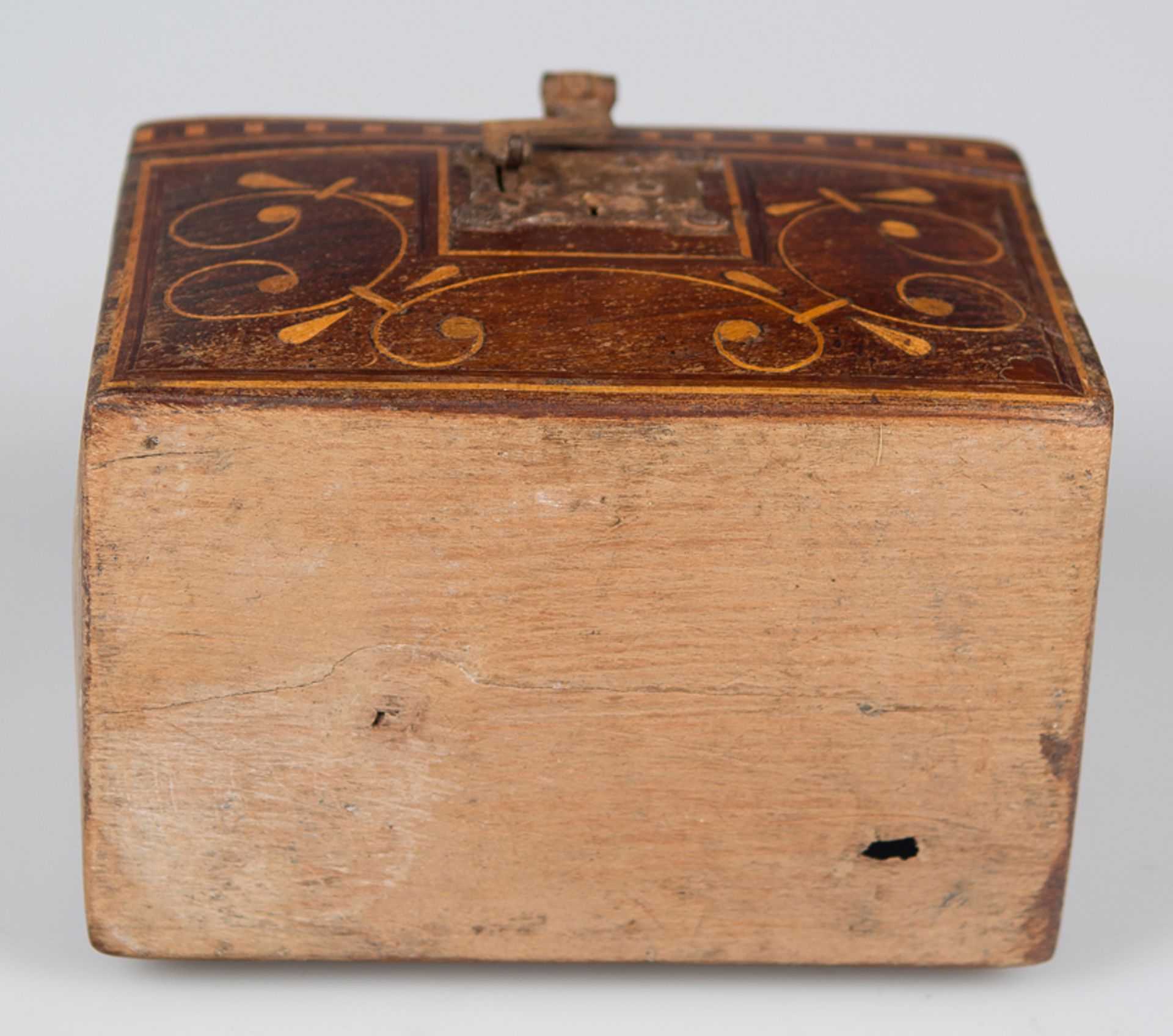 Small wooden chest with boxwood inlay and ironwork. Spain or New Spain. 18th century. - Bild 5 aus 5