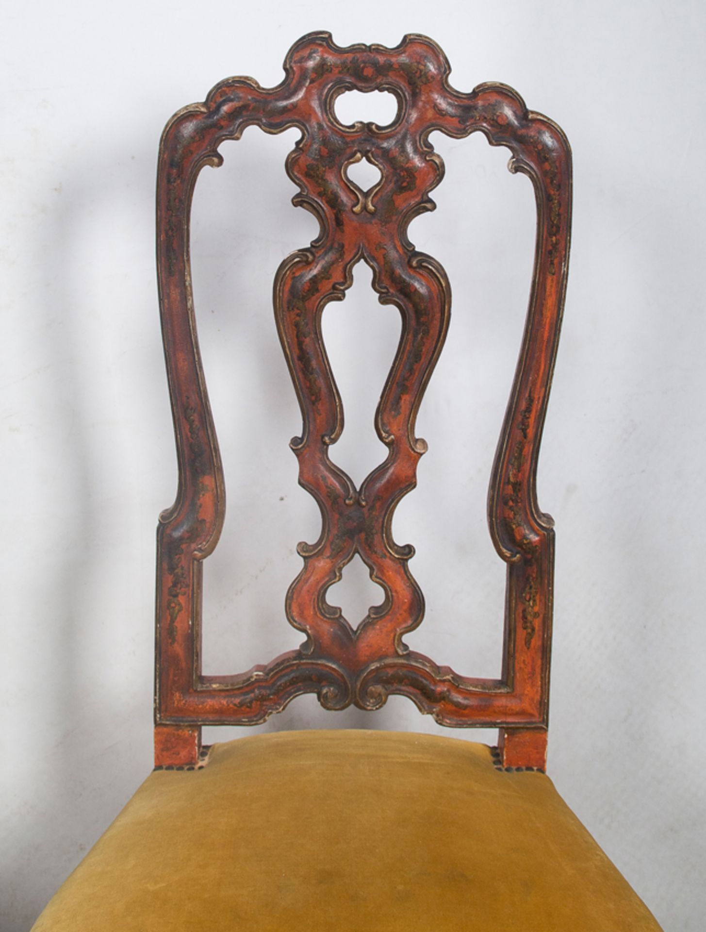 Pair of chairs in carved and polychrome wood. Possibly England. Late 18th century. - Bild 2 aus 3