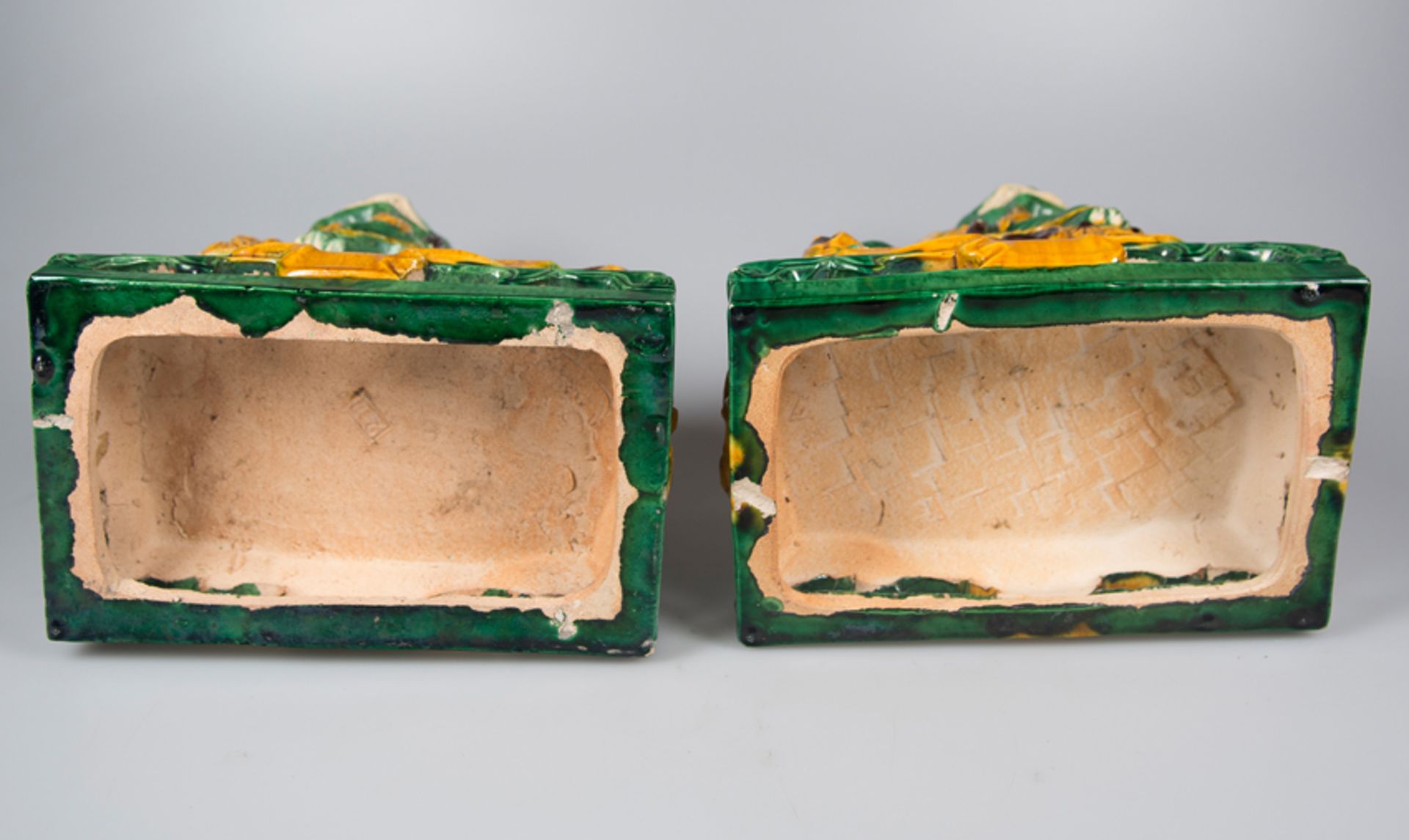 Pair of Fo dogs in green, yellow and manganese glazed stoneware, called “sancai” (three colors). Chi - Bild 5 aus 5