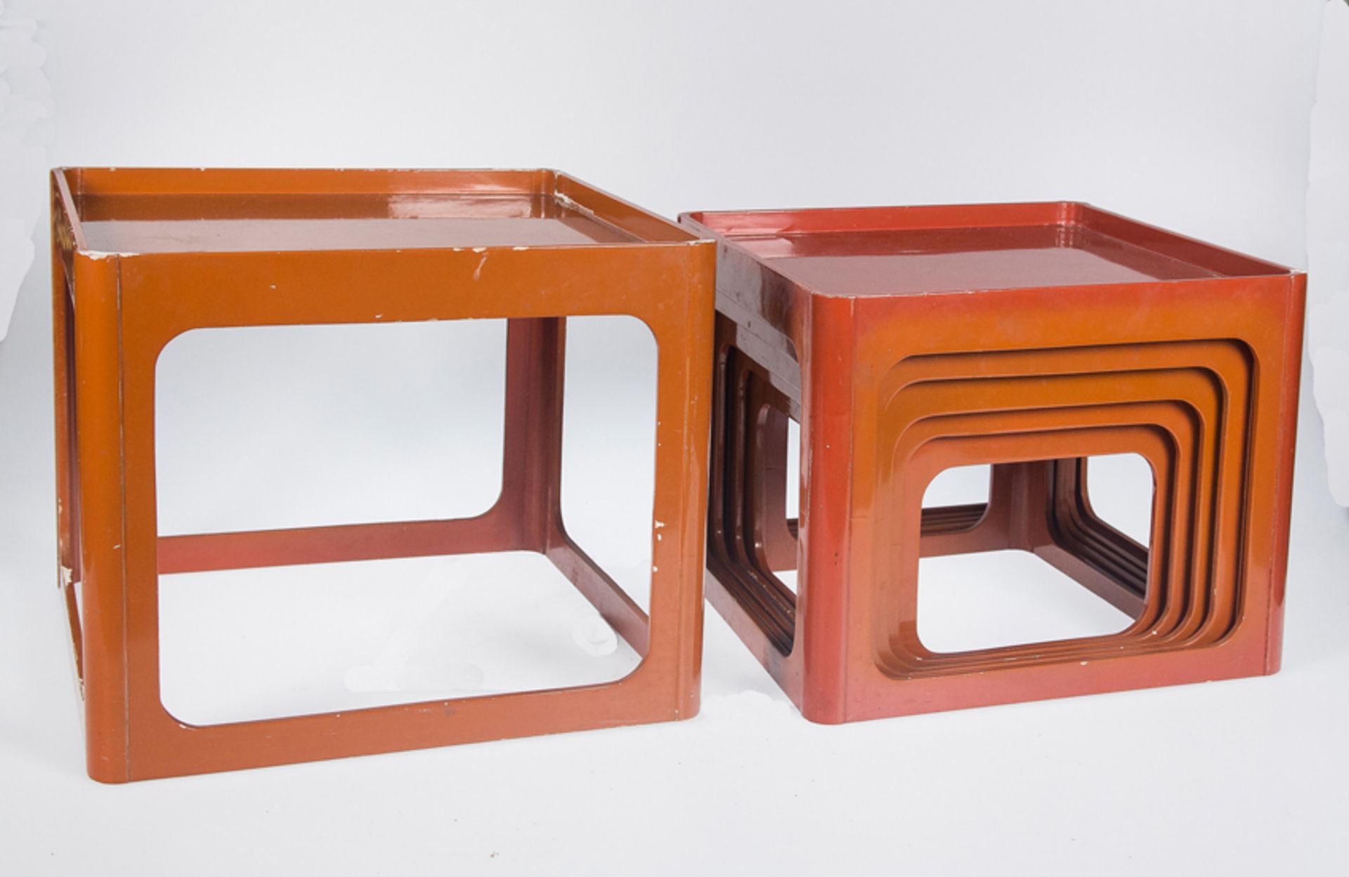 Set of six lacquered wood side tables. Circa 1960. - Bild 3 aus 3