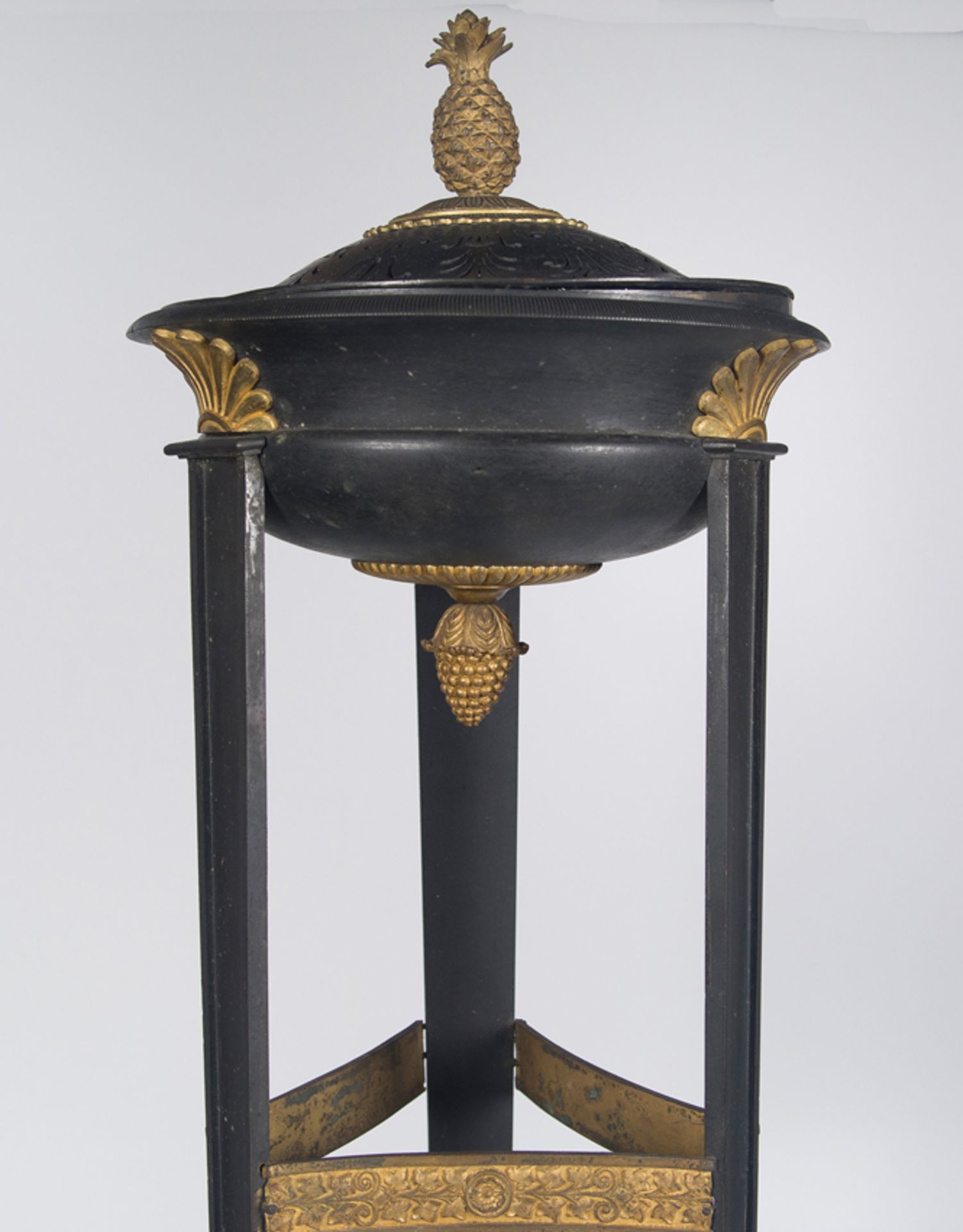 Bronze and gilded bronze censer. Empire period. 19th century. - Bild 2 aus 3