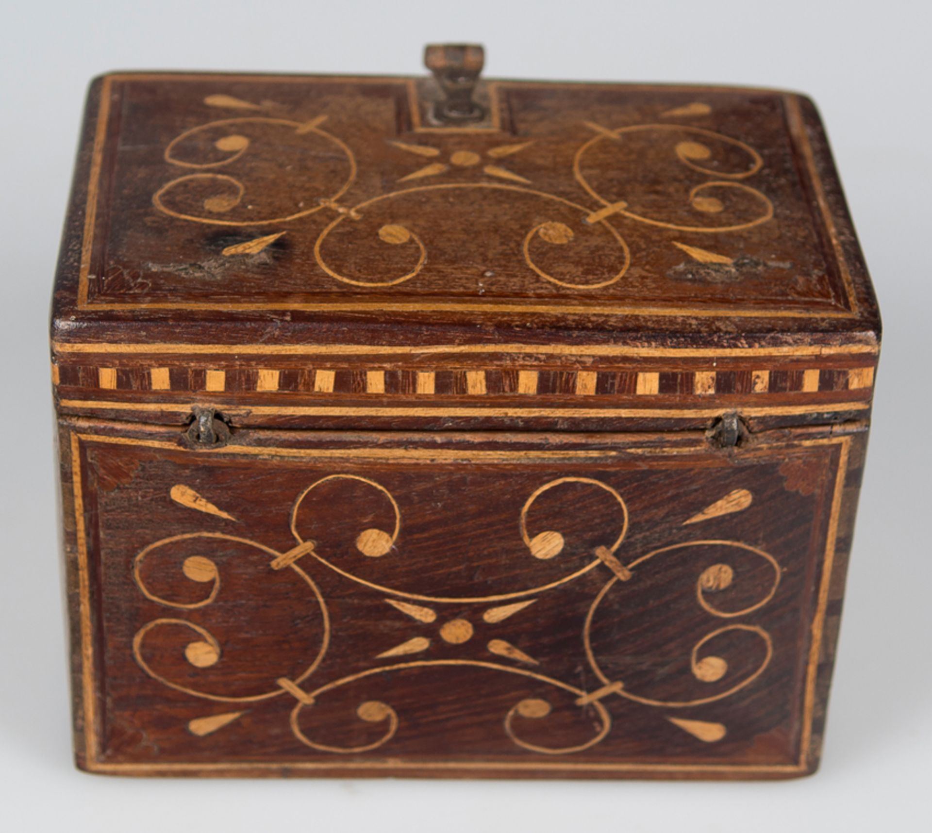 Small wooden chest with boxwood inlay and ironwork. Spain or New Spain. 18th century. - Bild 4 aus 5