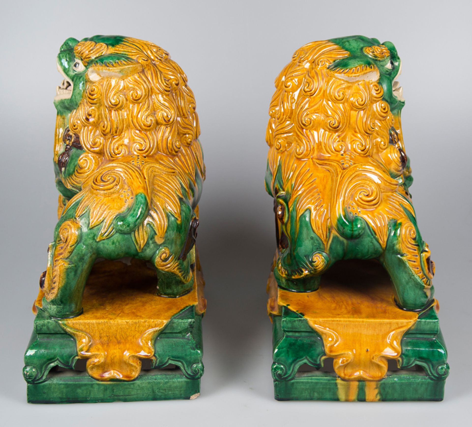 Pair of Fo dogs in green, yellow and manganese glazed stoneware, called “sancai” (three colors). Chi - Bild 3 aus 5