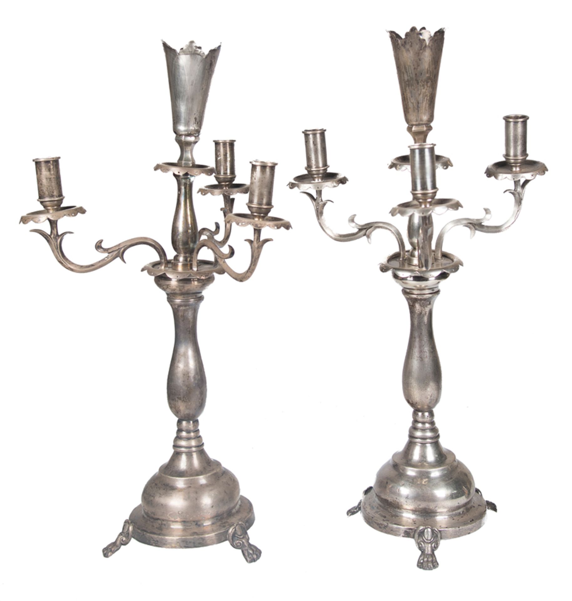 Pair of candlesticks of four lights in silver metal. Early 20th century.