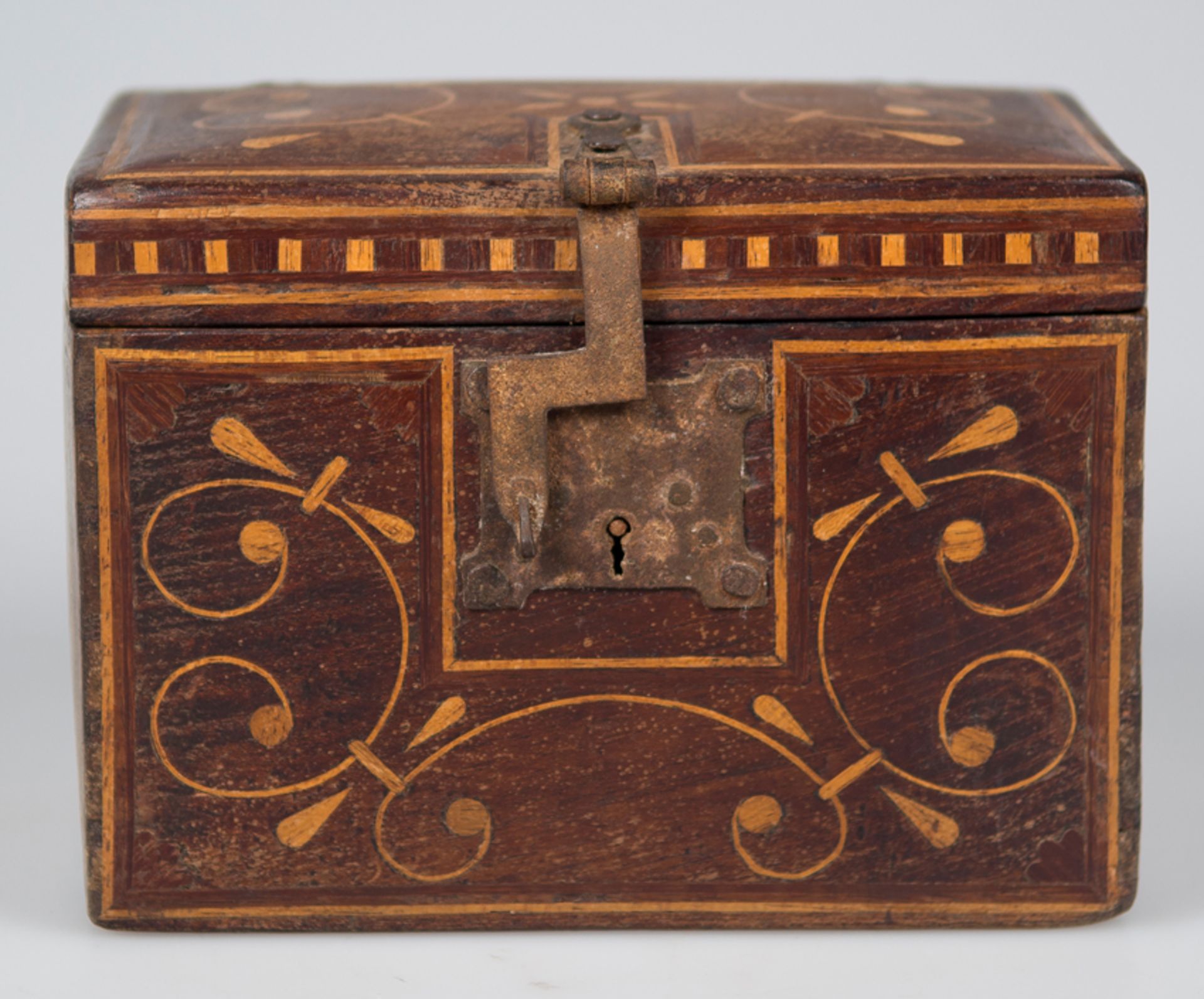 Small wooden chest with boxwood inlay and ironwork. Spain or New Spain. 18th century. - Bild 2 aus 5