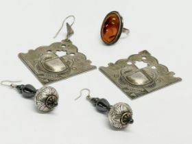 A quantity of unmarked silver jewellery.