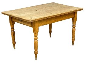 A Victorian pine farmhouse kitchen table with drawer. 134.5x81.5x73.5cm