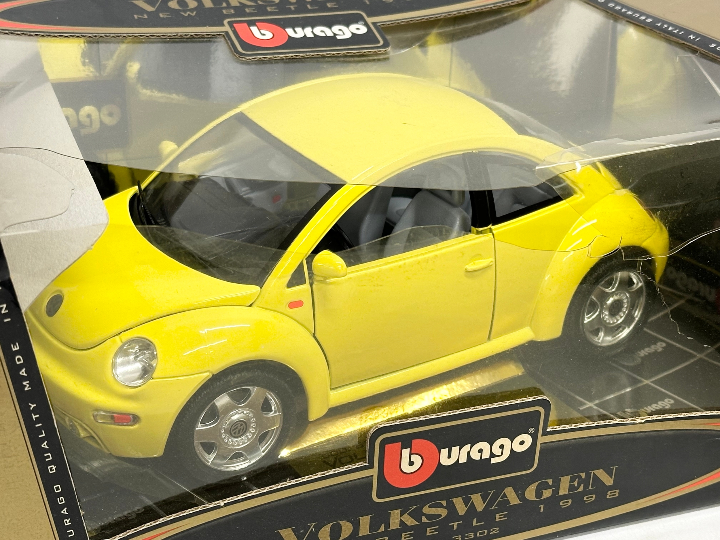 3 large Burago model cars in boxes. A Gold Collection Burago Volkswagen New Beatle 1998, 1/18 - Image 3 of 5