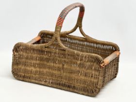 An early 20th century wicker basket. 23x36x30cm