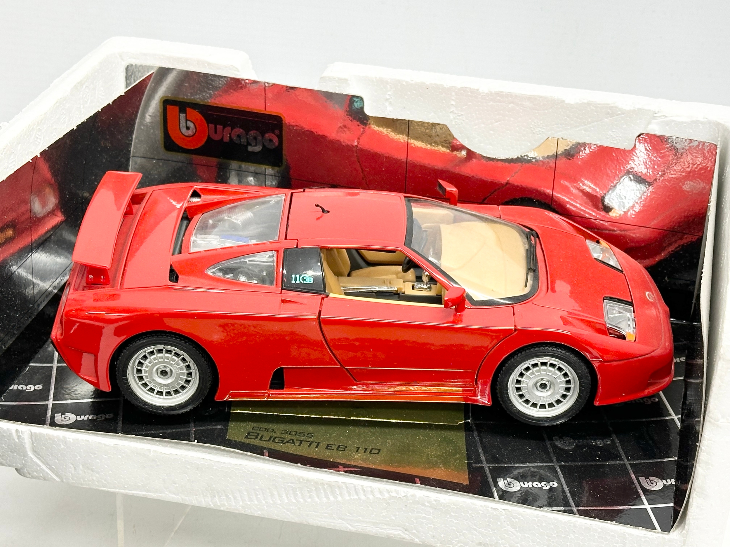 3 large Burago model cars in boxes. A Gold Collection Burago Volkswagen New Beatle 1998, 1/18 - Image 4 of 5