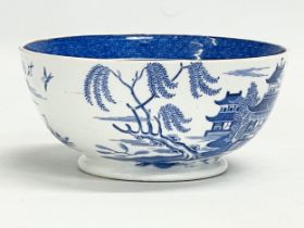 A 19th century English porcelain Blue Willow bowl by Copeland. Circa 1851-1895. 16x7cm