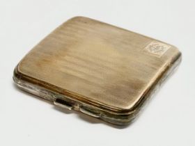 A silver gold plated cigarette case. Birmingham 1923. 123 grams.
