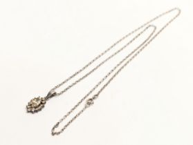 A silver necklace and pendant. Pendant and chain measure 28cm clasped