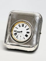 An early 20th century travelling clock in silver case. Birmingham, 1922. 10x12cm