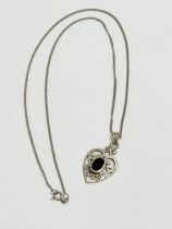 A ladies silver necklace. 5.94 grams. 26.5cm long.