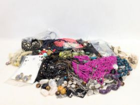 A quantity of costume jewellery