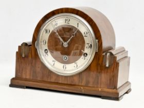 A vintage Art Deco mantle clock. With pendulum. 30x15x22cm.