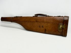 A vintage leather gun case. 80.5cm