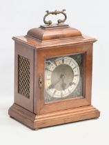 A good quality early 20th century mahogany cased bracket clock with brass face. 24x15.5x30cm